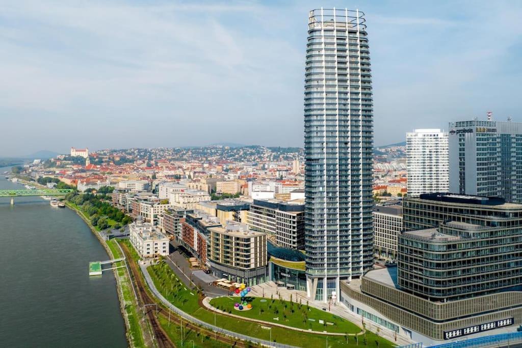 The First Skyscraper In Slovakia Apartamento Bratislava Exterior foto